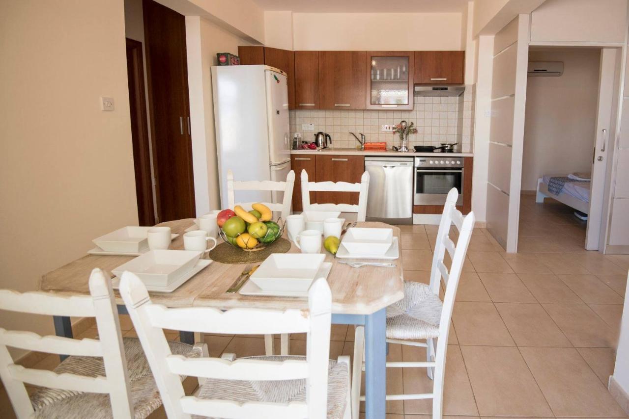 Apartments For Holidays Paralimni Eksteriør billede