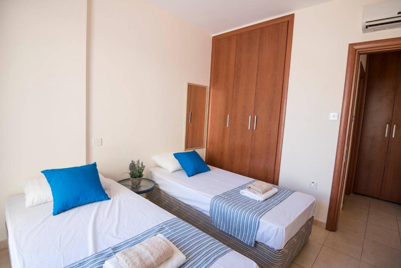 Apartments For Holidays Paralimni Eksteriør billede